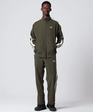 オリーブ×ブラック（表側）／モデル身長 182cm／着用サイズ L