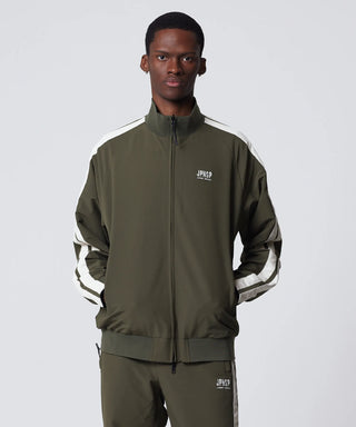 オリーブ×ブラック（表側）／モデル身長 182cm／着用サイズ L