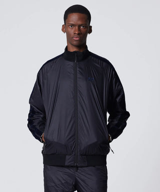 オリーブ×ブラック（裏側）／モデル身長 182cm／着用サイズ L