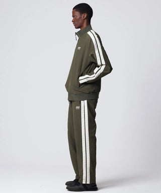 オリーブ×ブラック（表側）／モデル身長 182cm／着用サイズ L