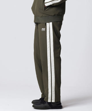 オリーブ×ブラック（表側）／モデル身長 182cm／着用サイズ L