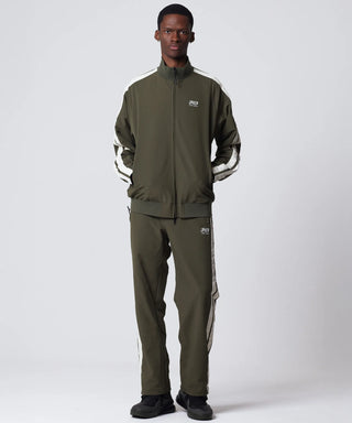 オリーブ×ブラック（表側）／モデル身長 182cm／着用サイズ L