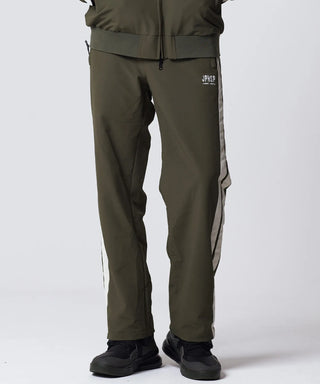 オリーブ×ブラック（表側）／モデル身長 182cm／着用サイズ L