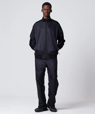 オリーブ×ブラック（裏側）／モデル身長 182cm／着用サイズ L