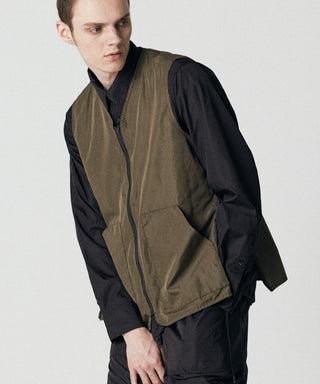 ブラック（裏側）／モデル身長 178cm／着用サイズ L　＊TAION-109SHNDML-1と重ねて着用