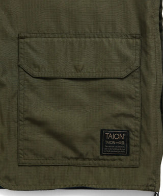 表側：左右腰にフラップ付きパッチポケット