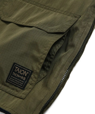 表側：左右腰にポケット