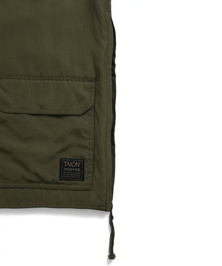 表側：左右脇にジップスリット（閉めた状態）