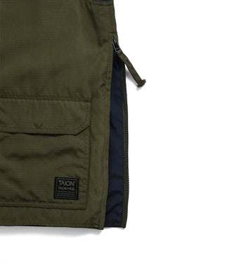 表側：左右脇にジップスリット（開けた状態）