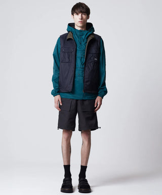 ブラック×オリーブ（表側）／モデル身長 178cm／着用サイズ L