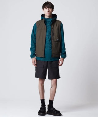 ブラック×オリーブ（裏側）／モデル身長 178cm／着用サイズ L