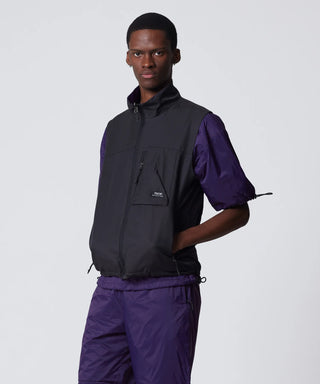 ダークパープル×ブラック（裏側）／モデル身長 182cm／着用サイズ L