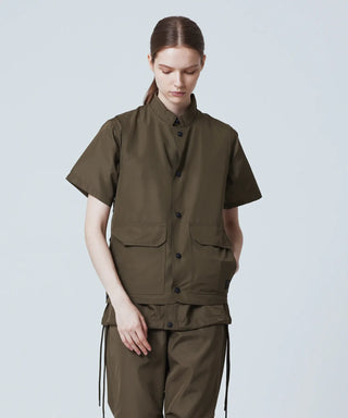 ダークオリーブ（表側）／モデル身長 170cm／着用サイズ XS