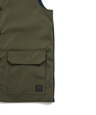 表側：左右脇にボタンスリット（閉めた状態）