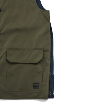 表側：左右脇にボタンスリット（開けた状態）