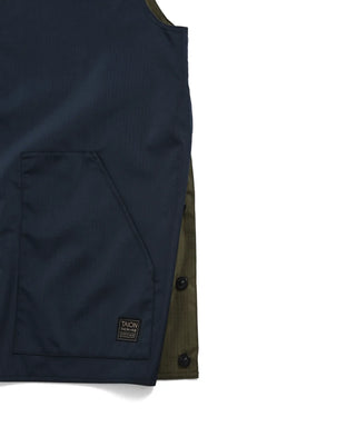 裏側：左右脇にボタンスリット（開けた状態）