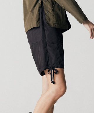 ブラック（表側）／モデル身長 172cm／着用サイズ XS　＊脇紐を蝶々結び