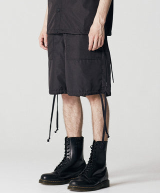 ブラック（表側）／モデル身長 178cm／着用サイズ L