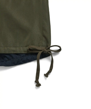 表側：左右裾にドローコード（結んだ状態）