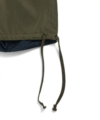 表側：左右裾にドローコード（垂らした状態）