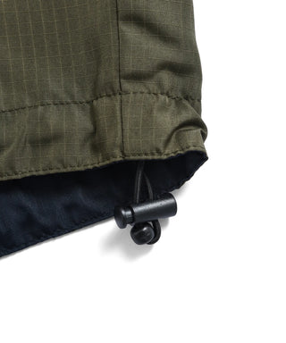 表側：アジャスター（裾幅を調整）