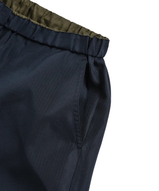 裏側：左右腰にポケット