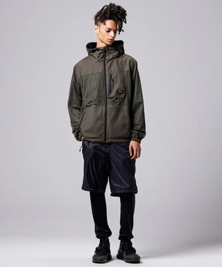 ダークオリーブ×ダークネイビー（裏側）／モデル身長 181cm／着用サイズ L