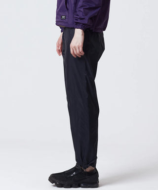 ダークパープル×ブラック（裏側）／モデル身長 170cm／着用サイズ XS