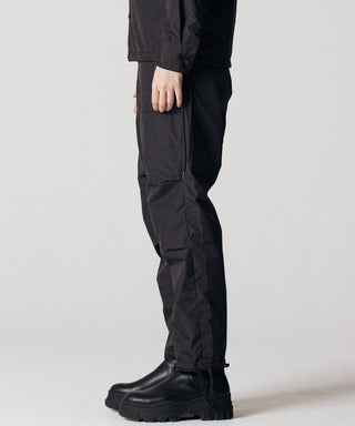 ブラック（表側）／モデル身長 172cm／着用サイズ XS