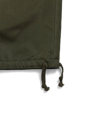 表側：左右裾にドローコード（裾幅を調整）