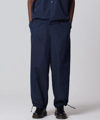 ダークネイビー（表側）／モデル身長 182cm／着用サイズ L