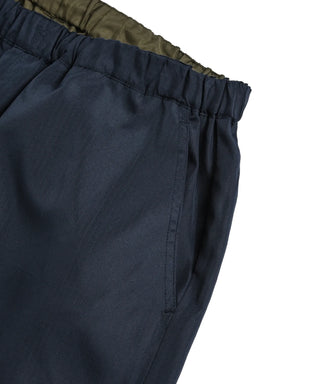 裏側：左右腰にポケット