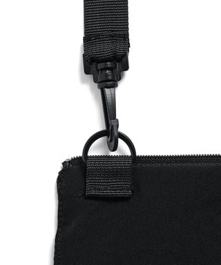 ②ポーチにショルダーテープを付けると、