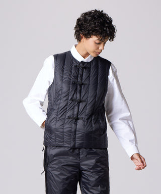 ブラック×ブラック／モデル身長 172cm／着用サイズ XS（表側）