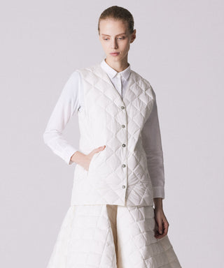 オフホワイト／モデル身長 168cm／着用サイズ L