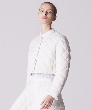 オフホワイト／モデル身長 168cm／着用サイズ L