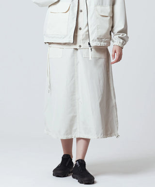 オフホワイト（表側）／モデル身長 170cm／着用サイズ L