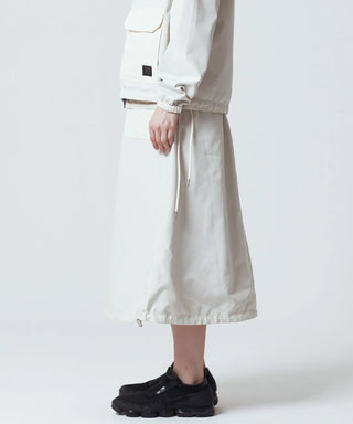 オフホワイト（表側）／モデル身長 170cm／着用サイズ L