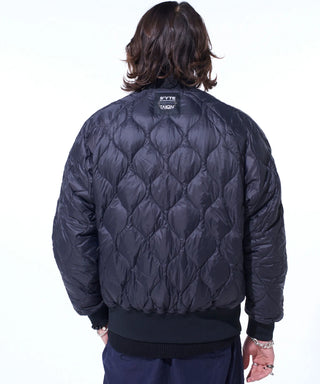 ブラック×シルバーベージュ（裏側）／モデル身長 185cm／着用サイズ 3（L〜XL）