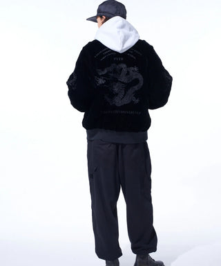 ブラック×ブラック（表側）／モデル身長 185cm／着用サイズ 3（L〜XL）