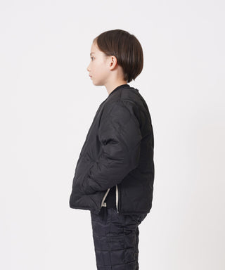 ブラック×クリーム／モデル身長 127cm／着用サイズ 140